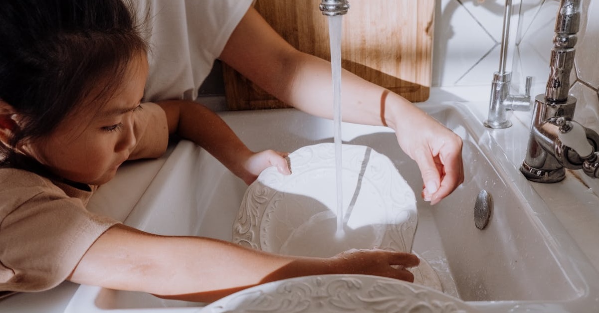 Impliquer les enfants dans le ménage : une approche axée sur la famille