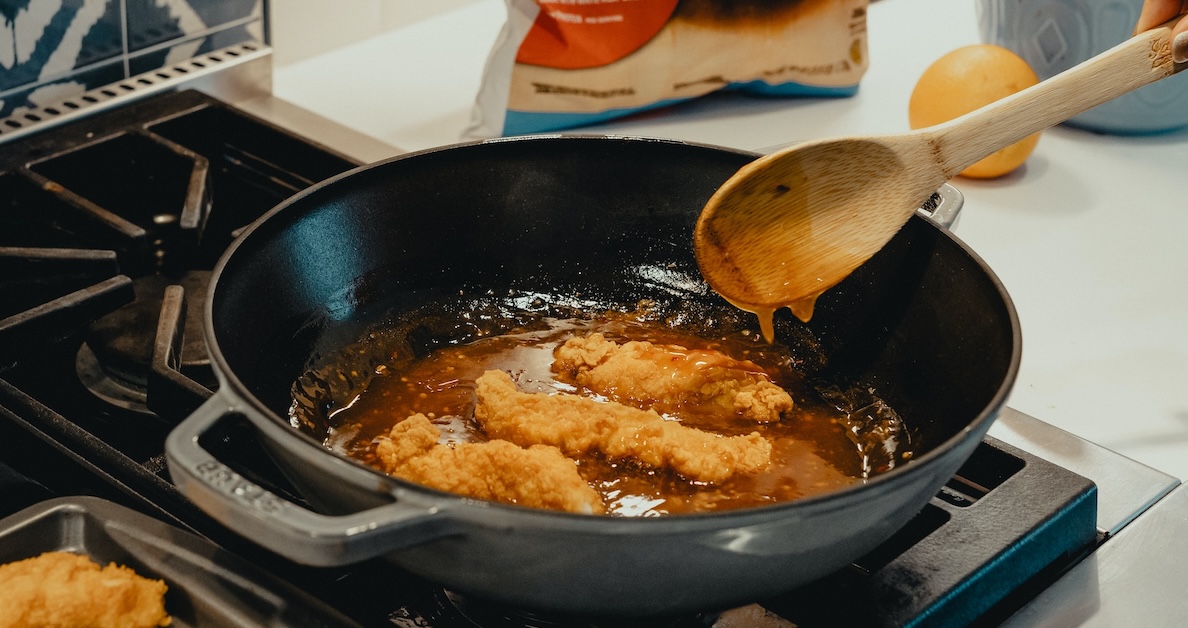 Comment nettoyer les taches de graisse dans la cuisine: un guide étape par étape
